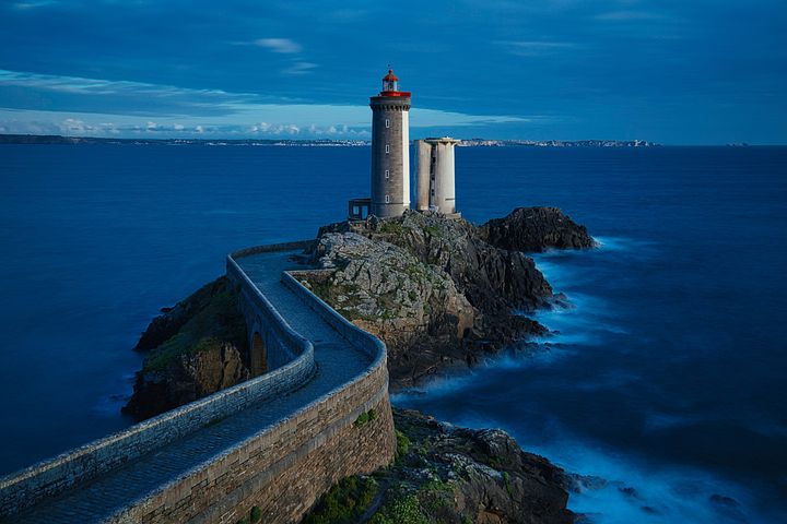 波浪翻滚着，溅起泡沫